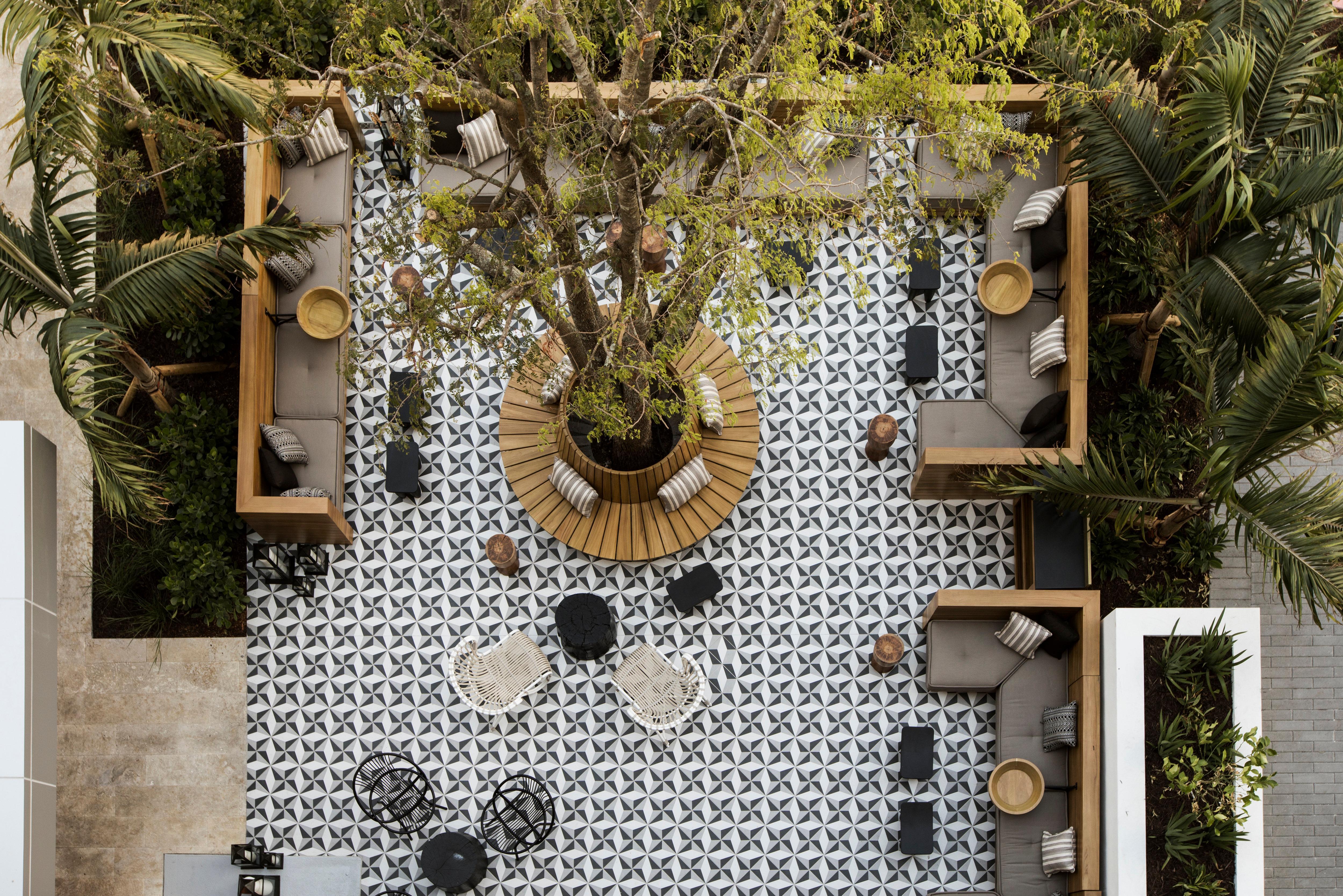 Kimpton Angler'S Hotel South Beach By Ihg Miami Beach Exterior foto The courtyard of the hotel