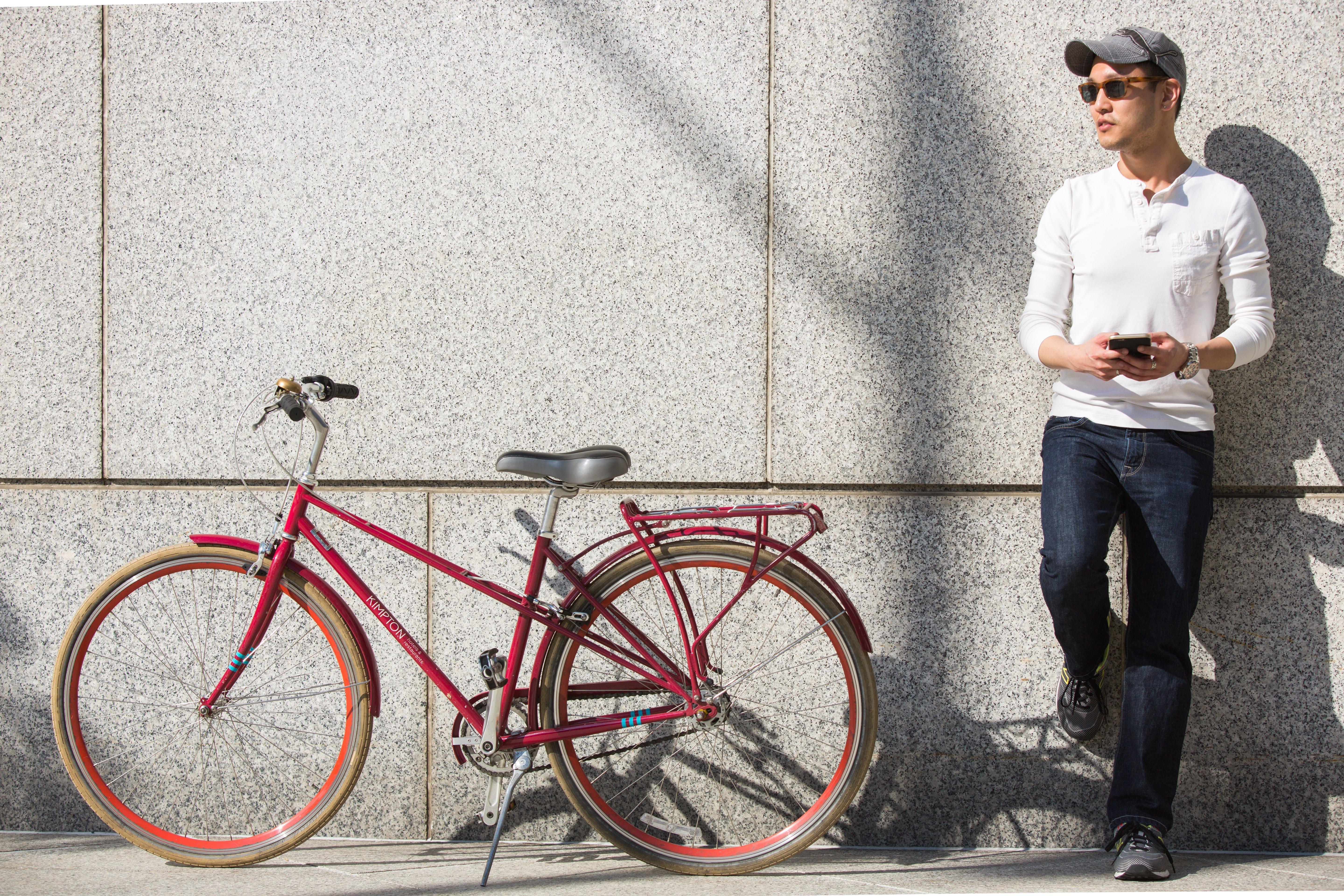 Kimpton Angler'S Hotel South Beach By Ihg Miami Beach Exterior foto A man with a bicycle