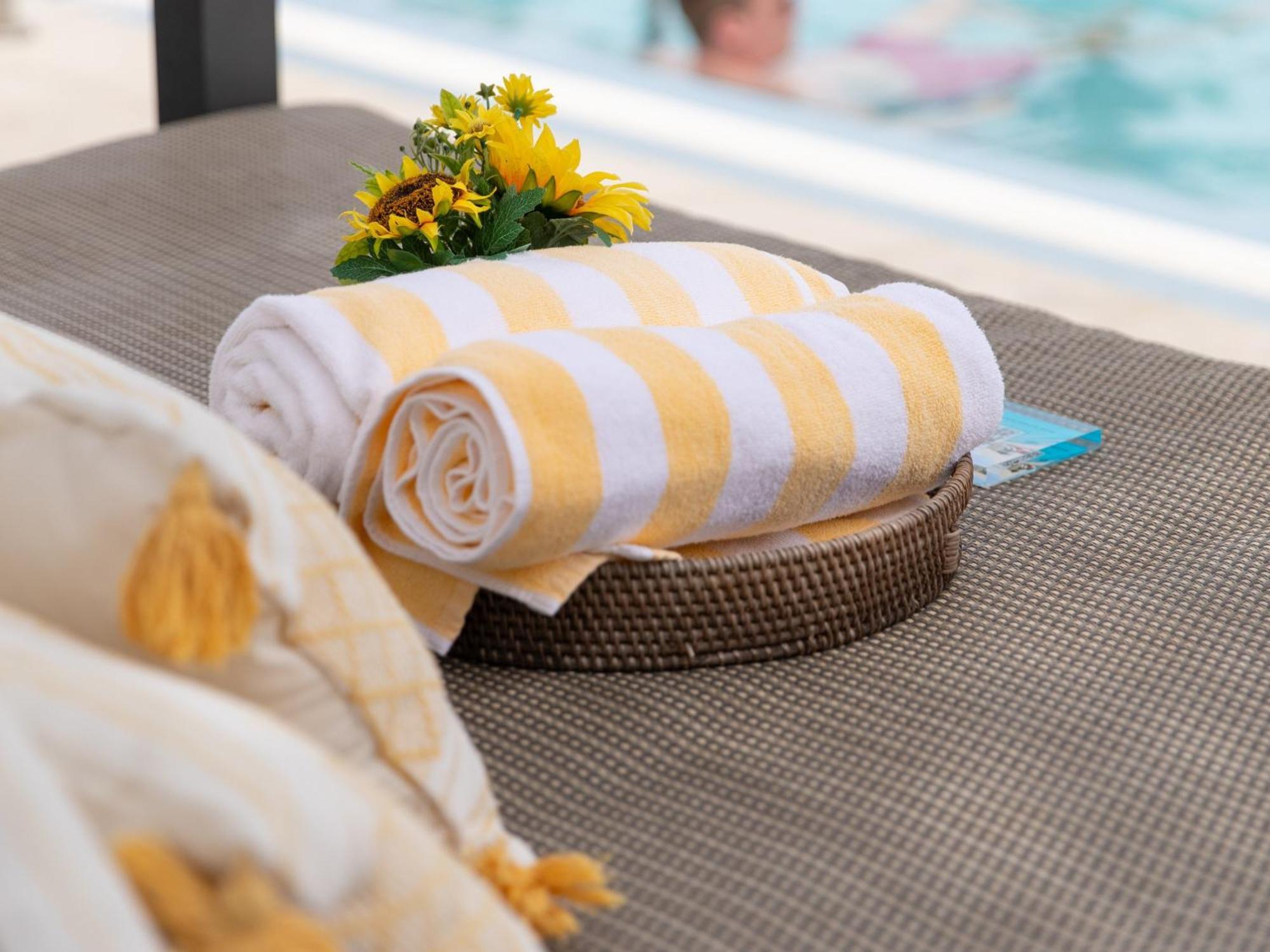 Kimpton Angler'S Hotel South Beach By Ihg Miami Beach Exterior foto A rolled beach towel