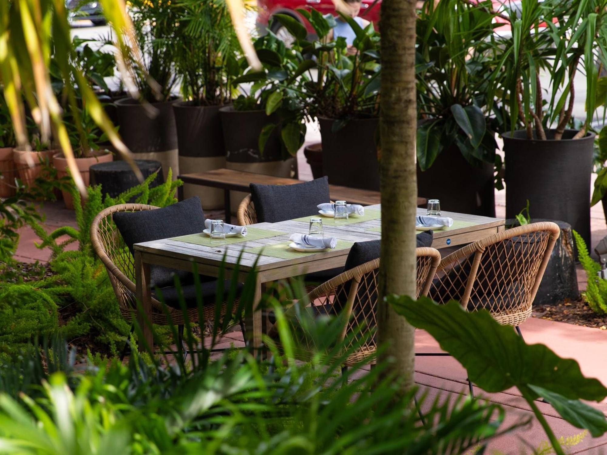 Kimpton Angler'S Hotel South Beach By Ihg Miami Beach Exterior foto The patio at the restaurant